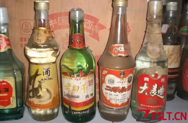 廣東退休的李大爺曬“藏酒柜”，竟無(wú)茅臺(tái)全是廉價(jià)酒，網(wǎng)友熱議